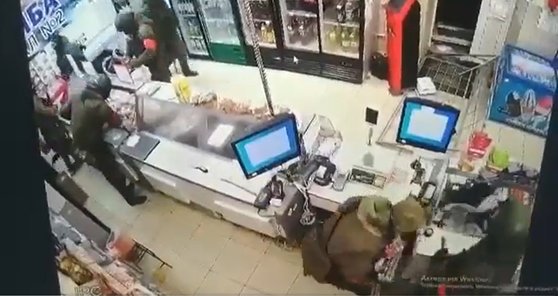 先月２８日、ウクライナのある食料品店の防犯カメラで撮影されたロシア兵士の様子。食糧と生活必需品を盗んでいる。［写真　ツイッター　キャプチャー］