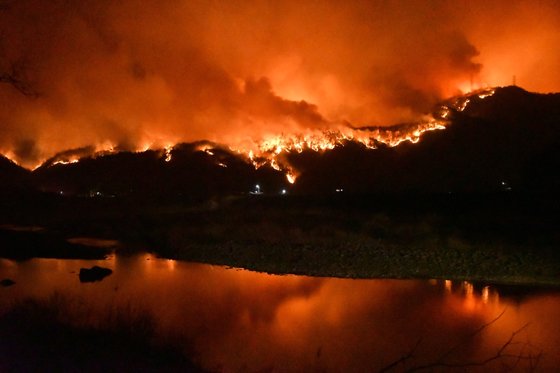 ４日、慶尚北道蔚珍で発生した山火事が江原道三陟に広がった。写真は三陟市遠徳邑（ウォンドクウプ）。　［写真三陟市］