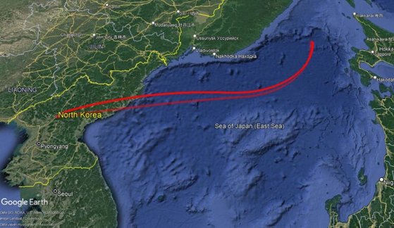 北朝鮮のシミュレーション結果を表示した飛行軌跡。［写真　ブレイキング・ディフェンス］