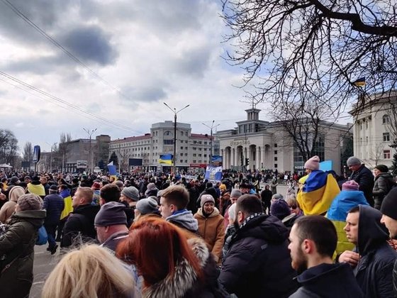 ５日、ウクライナ・ヘルソン市で行われたロシア軍に対するウクライナ人の抵抗デモの様子。［写真　ツイッターキャプチャー］