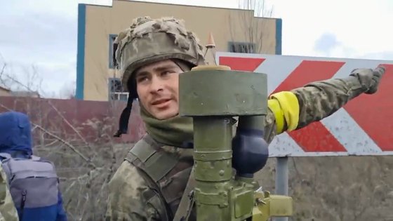 ロシアのスホイ－３０戦闘機を撃墜したウクライナ軍兵士。ロシア製の携帯用対空ミサイル「イグラ」を持っている。　［ウクライナ　ライブ　ツイッター］