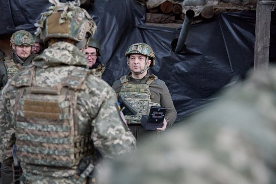 先月１７日、最前線を訪れて軍将兵を励ましているウクライナのゼレンスキー大統領。［写真　ウクライナ大統領室］