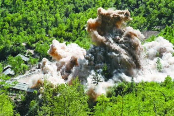 ２０１８年１１月２４日、北朝鮮核兵器研究所関係者が咸鏡北道吉州郡（ハムギョンブクド・キルジュグン）豊渓里（プンゲリ）核実験場閉鎖のための爆破作業を行った。豊渓里核実験管理指揮所施設爆破の瞬間、木造建物が爆破によって四方に飛び散っている。［写真　写真共同取材団］