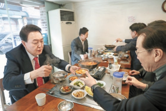 韓国次期大統領の尹錫悦（ユン・ソクヨル）氏がこの日、ソウル鍾路区通義洞（チョンノグ・トンウィドン）執務室の近くで元喜龍（ウォン・ヒリョン）企画委員長、張済元（チャン・ジェウォン）当選人秘書室長（左から２人目から）ら、業務引継委員会指導部とキムチチゲで昼食を取っている。右は権寧世（クォン・ヨンセ）業務引継委員会副委員長。［写真　国民の力］