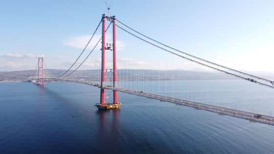 ＤＬＥ＆ＣとＳＫエコプラントが建設した世界最長の吊り橋となるトルコのチャナッカレ大橋全景。［写真　ＤＬＥ＆Ｃ］