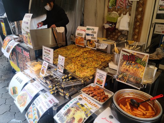 １８日、トッポッキやキムパプなど韓国料理を販売している大阪コリアタウンの商店。イ・ヨンヒ特派員