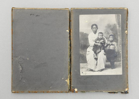 安重根義士の家族写真。金亜麗夫人と２人の息子の姿。［写真　韓国画廊協会］