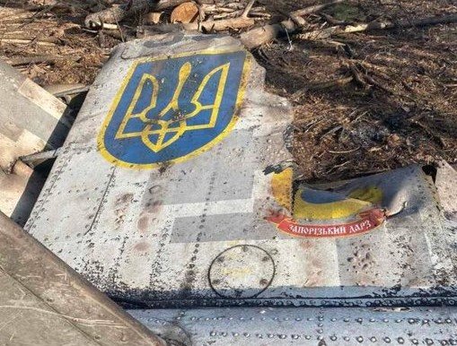 ウクライナの首都キーウ（キエフ）近隣に墜落したウクライナ空軍機ｓｕ（スホイ）－２５の残骸　［ツイッター　キャプチャー］