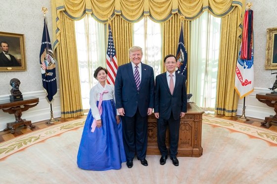 ２０２０年１月、韓国の李秀赫（イ・スヒョク）駐米大使がホワイトハウスでドナルド・トランプ大統領に信任状を提呈した後、記念撮影に臨んでいる。