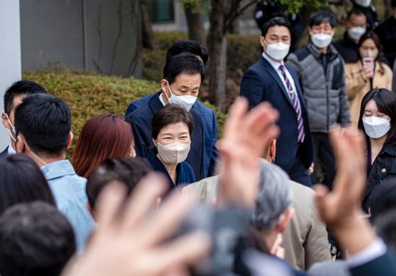 昨年赦免された朴槿恵前大統領が２４日、ソウル江南区（カンナムグ）のサムスン病院から退院している。カン・ジョンヒョン記者