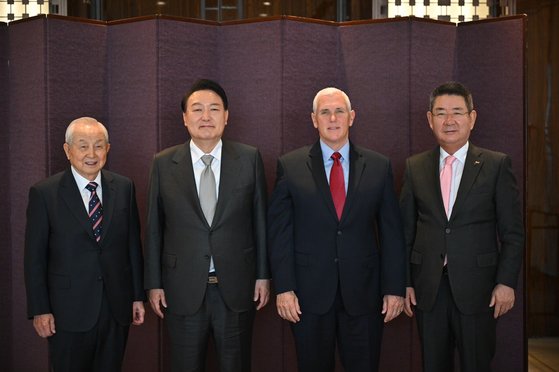 尹錫悦次期大統領（左から２人目）とペンス前米国副大統領（左から３人目）。［写真　ペンス前副大統領ツイッター］