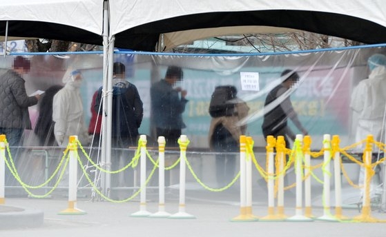 大田の選別診療所で市民が検査を受けるために待機している。フリーランサー　キム・ソンテ