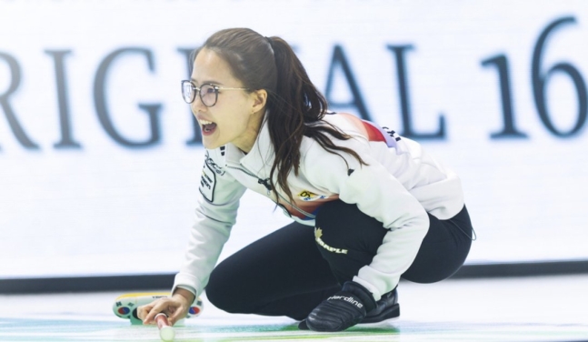 韓国女子カーリングの世界選手権決勝進出を導いた「メガネ先輩」こと金恩貞（キム・ウンジョン）。［写真　世界カーリング連盟］