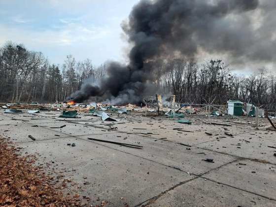 ウクライナ内務省が２４日未明（現地時間）、キーフ地域の国境施設がロシア軍の空襲で破壊されたと発表した。　［写真　ウクライナ内務省フェイスブックページ］