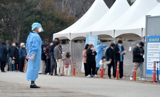 新型コロナウイルスのオミクロン株が広がっている中、２４日午後、大田（テジョン）のある保健所選別診療所で市民がコロナ検査を受けるため並んでいる。　キム・ソンテ記者