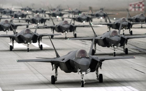 先月２５日、韓国国内の空軍基地でＦ３５Ａの「エレファントウォーク（Ｅｌｅｐｈａｎｔ　Ｗａｌｋ）」訓練が実施された。写真は訓練中のＦ３５Ａステルス戦闘機。　写真＝韓国国防部