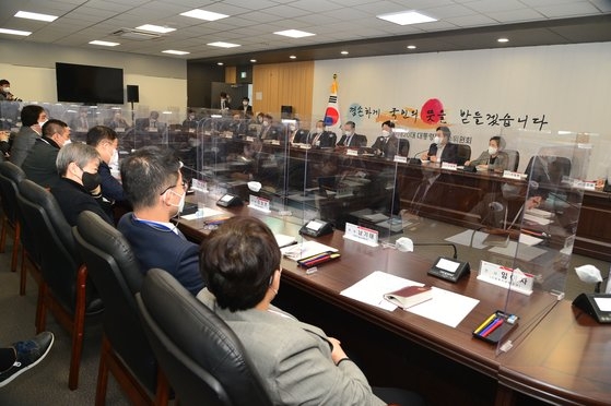 安哲秀政権引き継ぎ委員会委員長の主宰で４日に委員会事務室で会議が開かれた。［写真　政権引き継ぎ委員会写真記者団］
