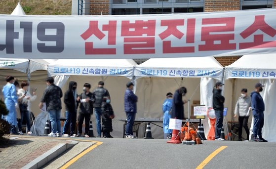 先月２９日午後、忠清南道（チュンチョンナムド）にある保健所選別診療所で市民を対象にした新型コロナ検査が行われている。［写真　フリーランサーのキム・ソンテ］