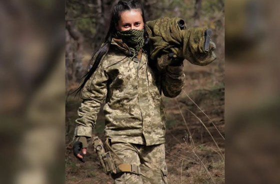 ウクライナ軍が３日にフェイスブックで公開した女性スナイパー「ウゴリオク」の姿。［写真　ＳＮＳキャプチャー］