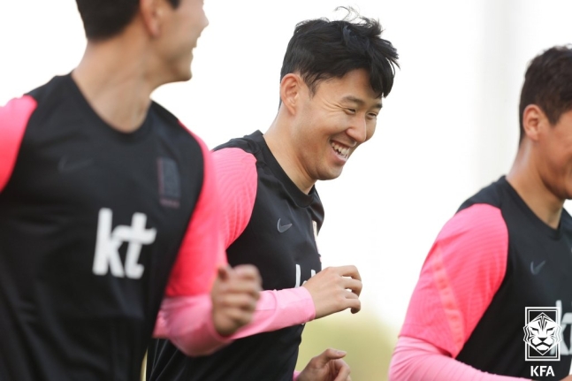 韓国代表のＦＷ孫興民（ソン・フンミン、真ん中）　［写真＝大韓サッカー協会］