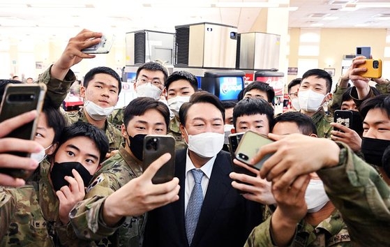 尹錫悦（ユン・ソクヨル）次期大統領が７日、在韓米軍平沢（ピョンテク）基地（キャンプ・ハンフリーズ）を訪問した。　［写真＝在韓米軍公報室］