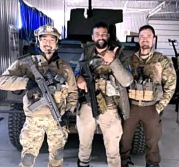 イ・グン大尉（左）。他の国際義勇兵と並んで取った写真が公開された。［写真　インターネット　キャプチャー］