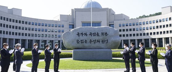 文在寅（ムン・ジェイン）大統領は２０２１年６月に国家情報院で新しい院訓石の除幕式を終え、朴智元（パク・ジウォン）国家情報院長と写真撮影をした。［大統領府提供］