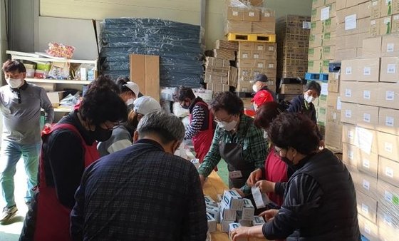 ９日、京畿道安山市檀園区（キョンギド・アンサンシ・ダンウォンク）の後援物品集荷場でグローバル生命ナヌムの関係者たちがウクライナに後援する医薬品を包装している。［写真　韓国製薬バイオ協会］