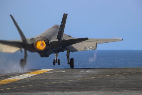 先月１５日、フィリピン海で作戦中の米海軍の原子力空母「エイブラハム・リンカーン」からステルス戦闘機「Ｆ３５Ｃ」が離陸している。当時米海軍は西海（ソヘ、黄海、Ｙｅｌｌｏｗ　Ｓｅａ）まで長距離出撃したと発表した。［写真　米海軍］