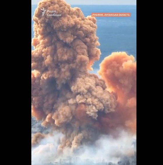 ９日にウクライナ東部ルハンシク州ルビズネで毒性の硝酸貯蔵タンクがロシア軍の砲撃で爆破された。［写真　ウクライナ当局テレグラム］