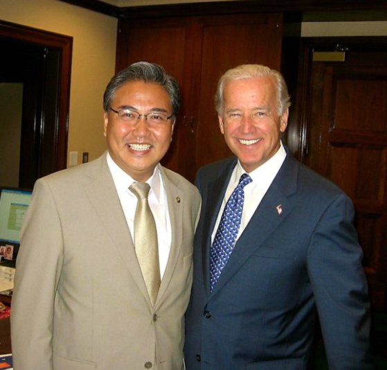 ２００９年当時、米上院外交委員長だったジョー・バイデン大統領と会った朴振（パク・ジン）氏。［写真　中央フォト］
