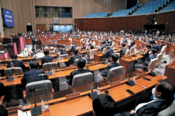 共に民主党は１２日、ソウル汝矣島（ヨイド）国会で開かれた議員総会で検察捜査権完全剥奪法案の処理を党論として採択した。　キム・サンソン記者