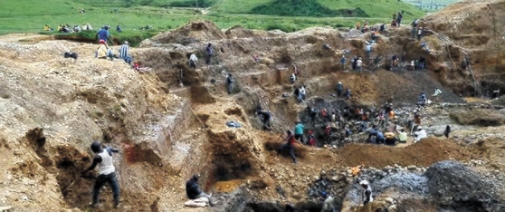 コンゴ民主共和国のある露天鉱で作業員がコルタンを採取している。スマートフォンの材料となるコルタンを採取する過程でゴリラの棲息地が脅威され、捕獲される。［ユーチューブ　キャプチャー］