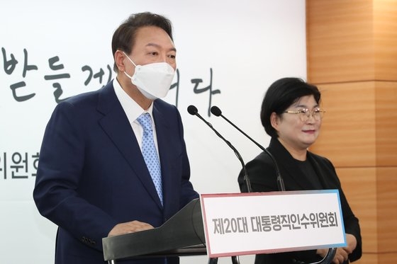 韓国の尹錫悦（ユン・ソクヨル）次期大統領が１４日午後、ソウル鍾路区通義洞（チョンノグ・トンウィドン）大統領職引き継ぎ委員会ブリーフィングルームで追加の人選発表をしている。［写真　引き継ぎ委写真記者団］