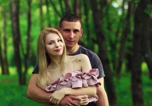「ウクライナ女性はレイプしても構わない」という内容で電話をしていたロシア兵士のロマン・ビコフスキー（２７・右）と妻のオルガ・ビコフスカヤ（２７・左）。［写真　ツイッター　キャプチャー］
