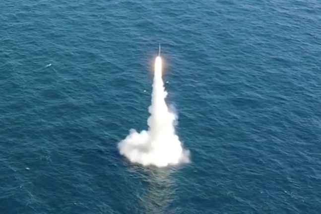 韓国が独自開発した潜水艦発射弾道ミサイル（ＳＬＢＭ）が昨年９月１５日、「島山安昌浩」（３０００トン級）に搭載されて水中から発射されている。［写真　国防部］