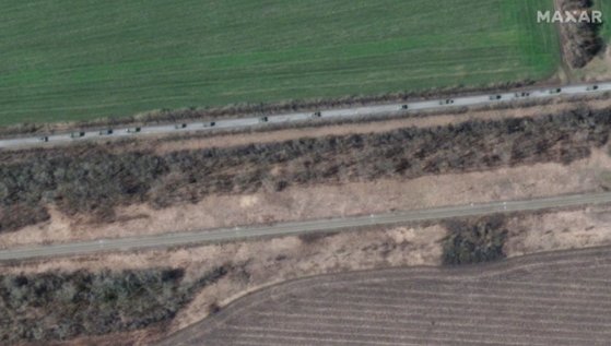 今月８日（現地時間）、ウクライナ東部のロシア国境に隣接したＶｅｌｙｋｙｉ　Ｂｕｒｌｕｋ地域を通過し、南下しているロシア軍の車列が民間の衛星に捉えられた。［写真　マクサー・テクノロジーズ］