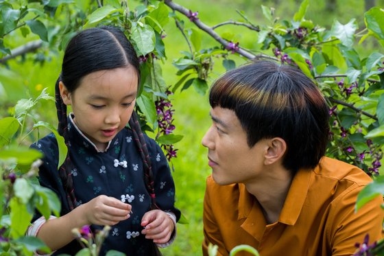 『アフター・ヤン』でジャスティン・Ｈ・ミンが演じたアンドロイド「ヤン」（右）と彼が兄のように面倒を見る中国系の養子。［写真　全州国際映画祭］