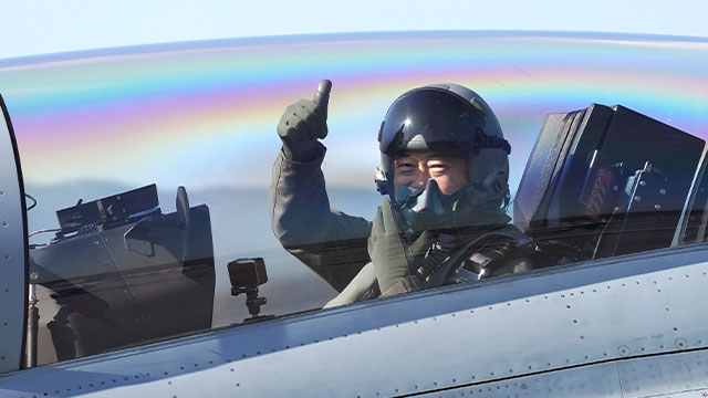 韓国製訓練機ＦＡ５０に乗り親指を立てる文在寅大統領。