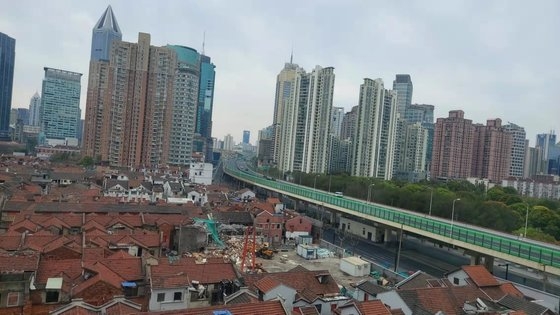中国上海で留学しているチェ・ジウォンさんが先月撮影した上海の様子。道路に車がほとんど見えない。［写真　チェ・ジウォンさん提供］