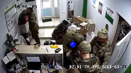 ロシア軍人がウクライナで略奪した物品をベラルーシのある宅配会社からロシアの自宅に送る手配をしている。［ウクライナ国防省　ソーシャルメディア　キャプチャー］