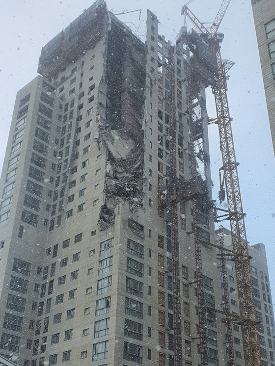 外壁が崩壊した光州市の新築マンション工事現場。フリーランサー　チャン・ジョンピル