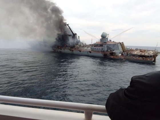 先月ウクライナが発射したミサイルを受けて船体が傾くロシア黒海艦隊の旗艦「モスクワ」。　［写真＝ツイッター　キャプチャー］