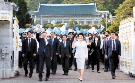文在寅前大統領と金正淑夫人が９日午後、青瓦台本館を歩いて出て、出迎えにきた市民にあいさつした。この日、文前大統領は「困難を共にして危機を乗り越えた国民に深い尊敬と感謝の言葉を伝えたい」と述べた。　カン・ジョンヒョン記者