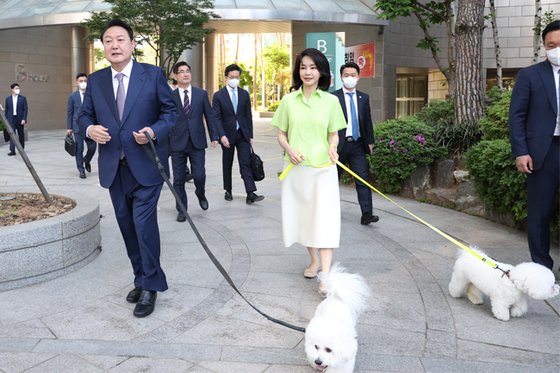 韓国の尹錫悦（ユン・ソクヨル）大統領が１１日、ソウル瑞草区（ソチョグ）の自宅で金建希（キム・ゴンヒ）夫人と伴侶犬の見送りを受けて出勤している。 ［写真　大統領室］