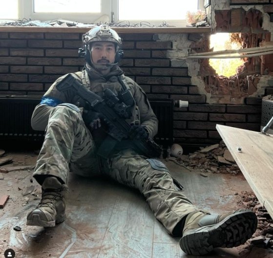 韓国海軍特殊戦戦団（ＵＤＴ／ＳＥＡＬ）大尉出身のユーチューバー、イ・グン氏が３月３０日にウクライナで撮影したとしてインスタグラムに掲載した写真。［写真　イ・グン氏　インスタグラム　キャプチャー］
