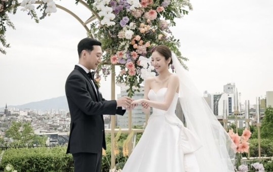 元スピードスケート韓国代表の李奎ヒョク（イ・ギュヒョク）さん（左）と歌手のソン・ダムビさんの結婚式の様子。［写真　Ｈ＆エンターテインメント］