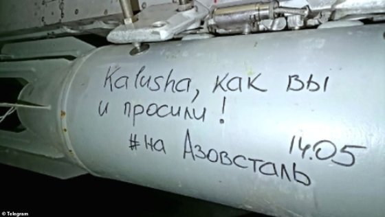 ロシア軍がウクライナ南部の湾岸都市マリウポリの攻撃に使ったと推定される爆弾の表面にロシア語で「あなたがお願いした通り、Ｋａｌｕｓｈ！アゾフスタリのために」という言葉が書かれている（Ｋａｌｕｓｈは「ユーロビジョン・ソング・コンテスト」優勝バンドのＫａｌｕｓｈ　Ｏｒｃｈｅｓｔｒａのこと）。［写真　マリウポリ市長補佐官のペトロ・アンドリュシチェンコ氏のテレグラム］