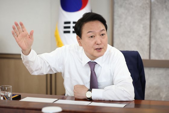 韓国の尹錫悦（ユン・ソクヨル）大統領が就任２日目の１１日、龍山（ヨンサン）大統領室で開かれた首席秘書官会議を主宰して参謀と話をしている。［写真　大統領室］