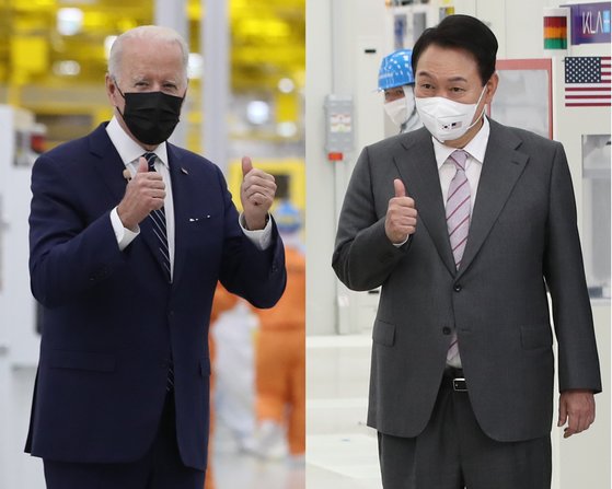 ２０日、京畿道平沢（ピョンテク）のサムスン電子半導体工場を視察し、親指を立てて写真撮影をする尹錫悦大統領とバイデン大統領。　大統領室写真記者団